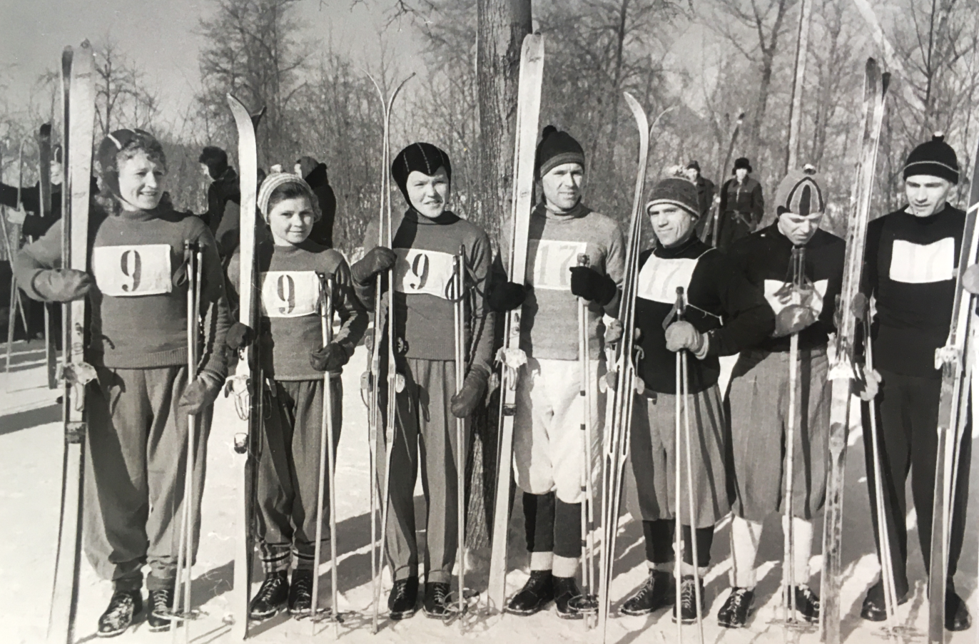 Сборная лыжников. Лыжная команда. Команда лыжников МТИ 1973 год. Лыжная команда университета. Команда на лыжню название Комета.